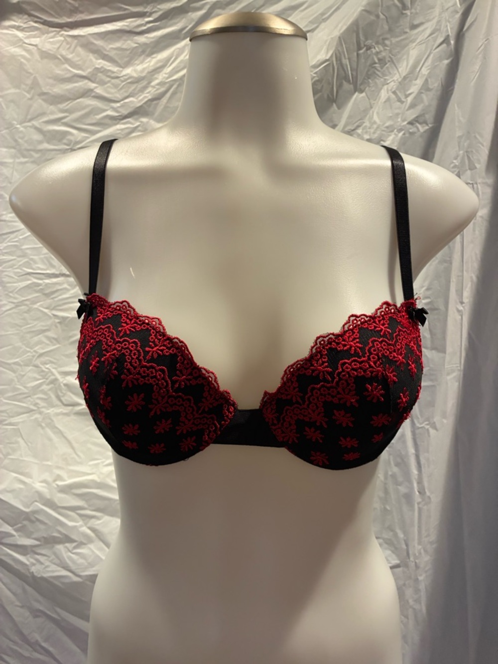 Maidenform Black Bra with Red Lace Embroidery NWOT 34A